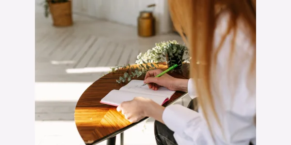 Femme qui écrit son carnet de voyage Amoon, elle note ces souvenirs